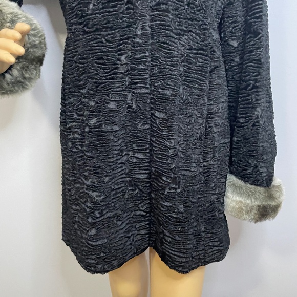 Vintage elegant faux sheepskin and fur collared sleeved black mid length coat! - Picture 4 of 9